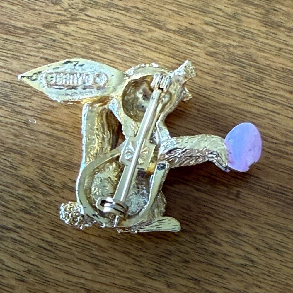 Gerry’s Bunny Pin - Picture 2 of 4